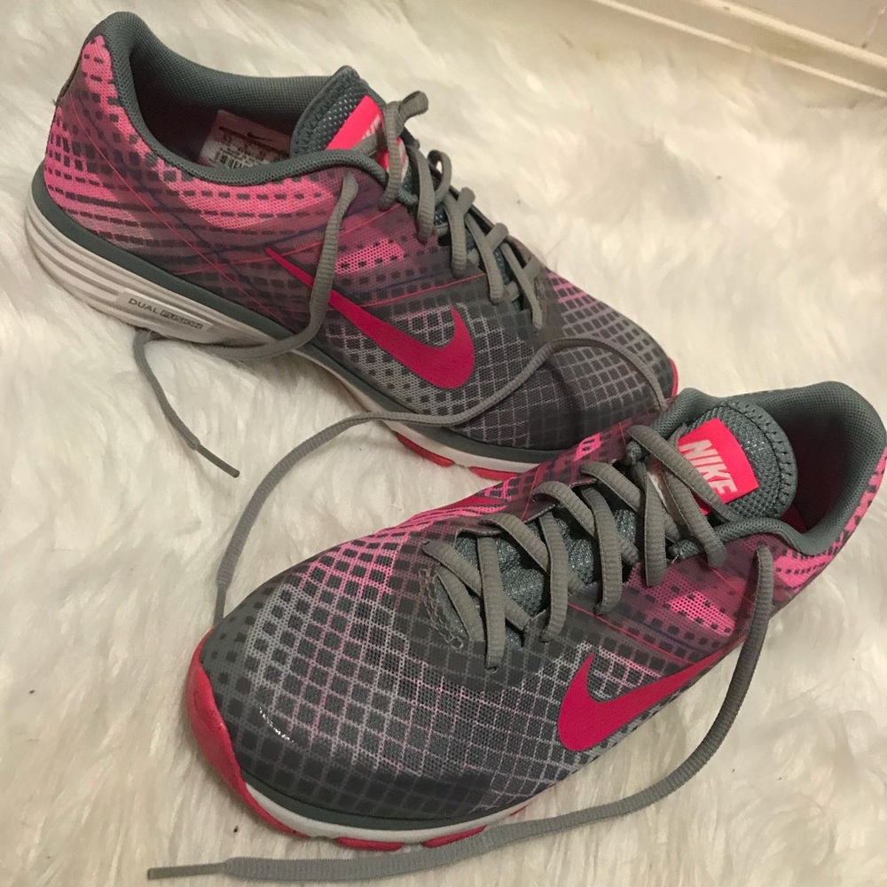 💕pink & grey Nike flywires💕